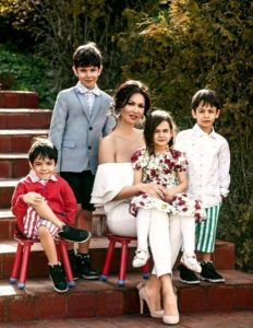 Nicoleta Luciu si copiii ei 2 386x500 1 463x600 1