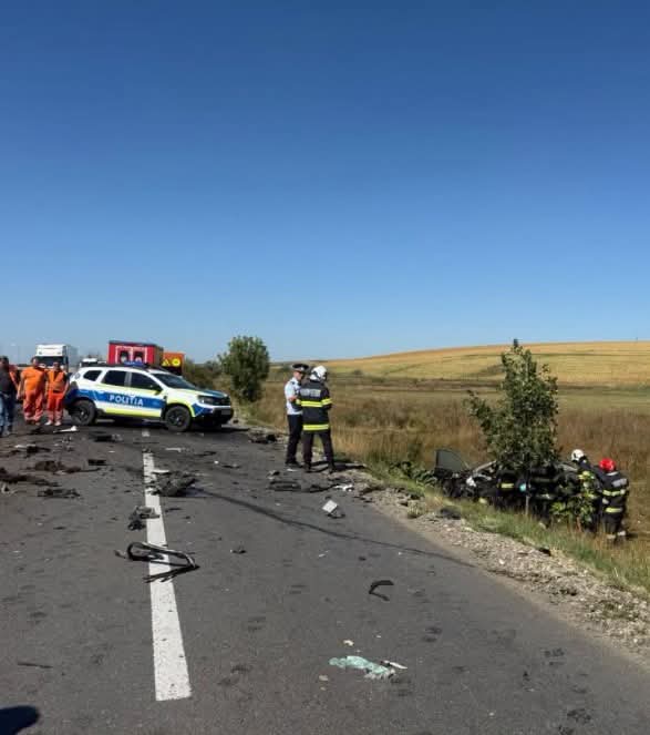Un camion s-a răsturnat peste un autoturism, în Iași. O persoană a murit, alta este în stare critică