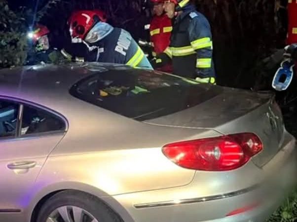 Doi tineri de 18 și 19 ani și-au pierdut viața în urma unei tragedii rutiere în județul Prahova. Un adolescent de 15 ani a ajuns în spital