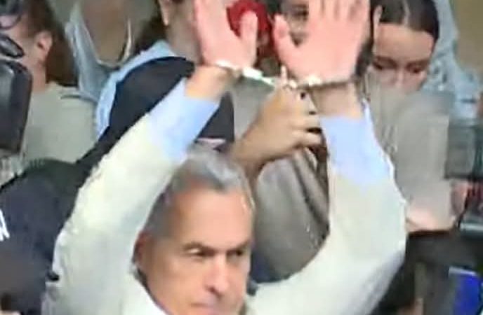 Călin Georgescu, reținut de procurorii DIICOT după perchezițiile de la casa sa din Mogoșoaia. Ce acuzații i se aduc fostului candidat la prezidențiale