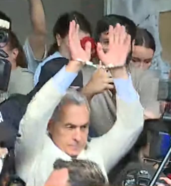 Călin Georgescu, reținut de procurorii DIICOT după perchezițiile de la casa sa din Mogoșoaia. Ce acuzații i se aduc fostului candidat la prezidențiale