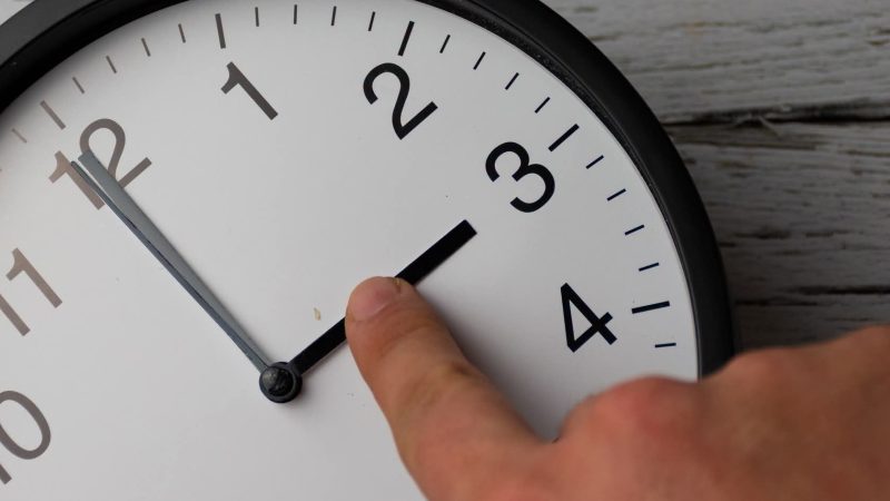România trece mai devreme la ora de iarnă în 2026. Data la care se schimbă ceasurile