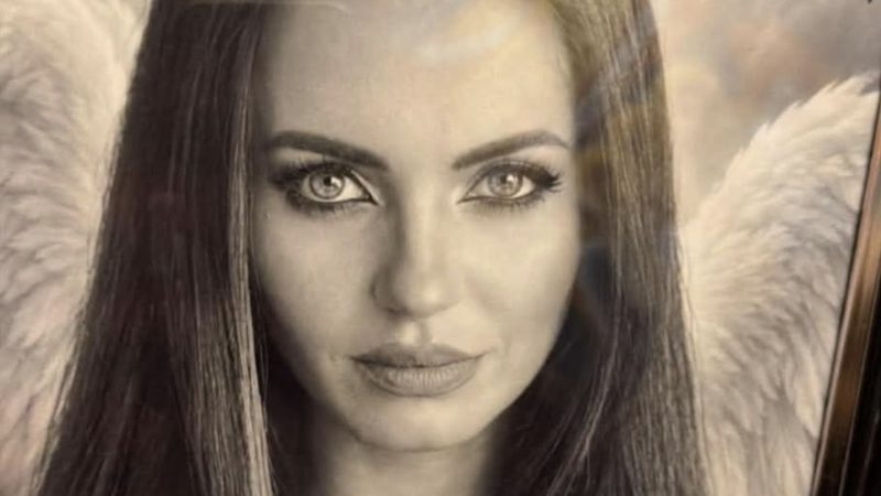 Ultimul rămas-bun pentru Mădălina Apostol. Trupul neînsuflețit a fost depus la capelă. Nick Rădoi și cei doi băieți ai ei, răpuși de durere