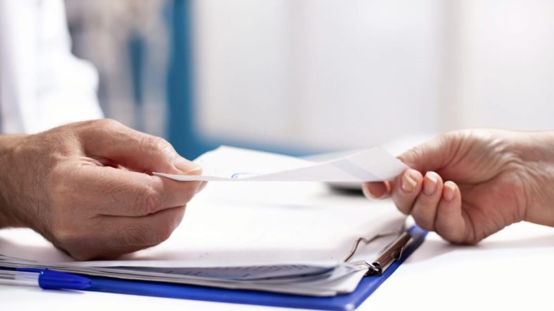 O nouă indemnizație lunară pentru pensionarii cu handicap, de la 1 ianuarie 2027. Cine poate primi bani în plus