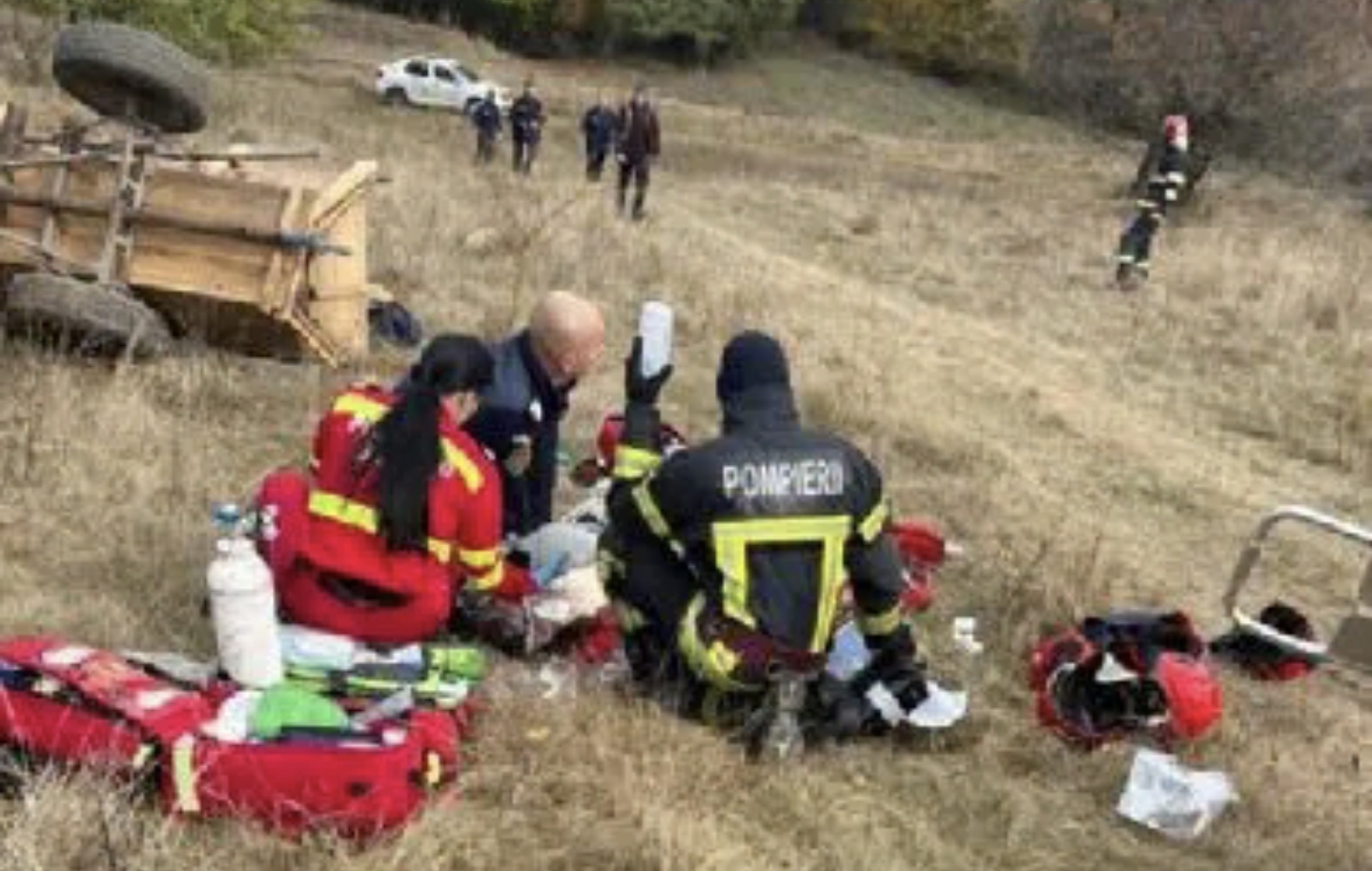 Accident grav lângă Onești. Un bărbat și-a pierdut viața, iar alte trei persoane au fost rănite după ce un tractor s-a răsturnat