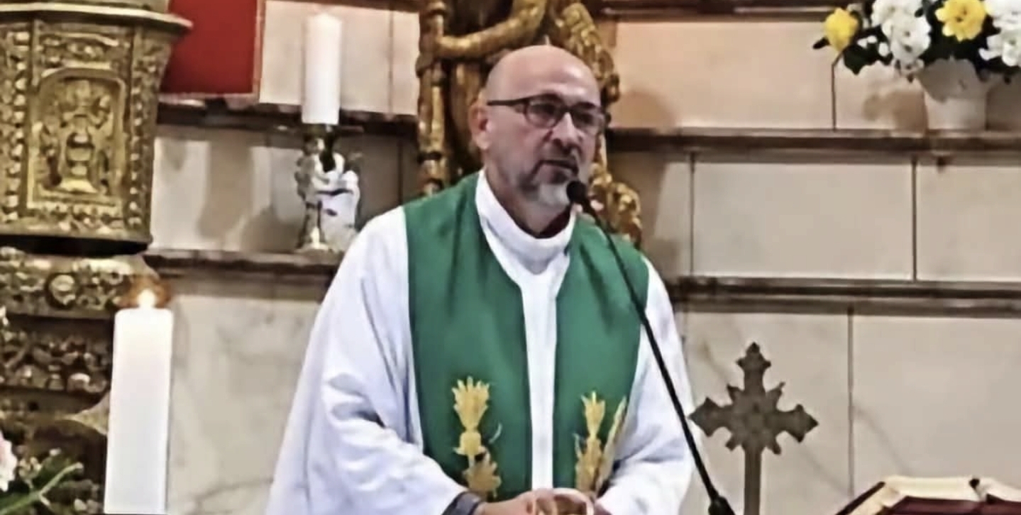 El este preotul care și-a pierdut viața în timpul slujbei, după ce o cruce uriașă s-a prăbușit peste acesta. Momentul a fost transmis în direct