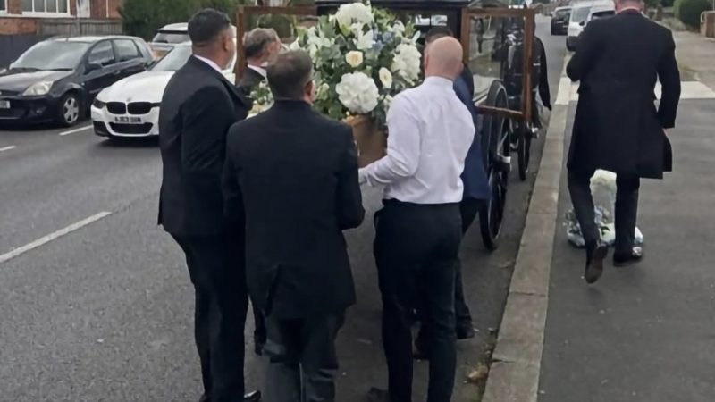 Durere fără margini! Un tată s-a prăbușit și a murit la înmormântarea propriului fiu