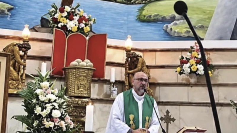 El este preotul care și-a pierdut viața în timpul slujbei, după ce o cruce uriașă s-a prăbușit peste acesta. Momentul a fost transmis în direct