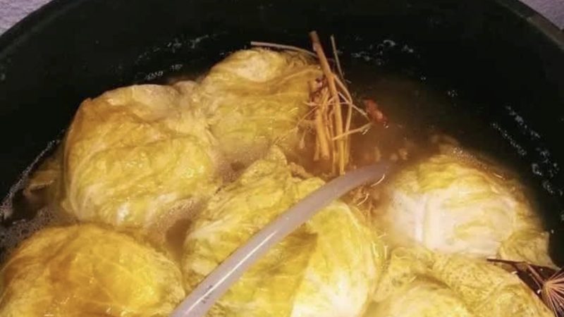Ce ingredient trebuie să adaugi în butoiul cu varză murată. Truc simplu pentru o zeamă limpede și fără floare